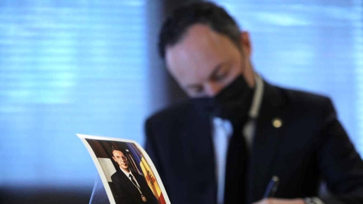 El cap de Govern signa el llibre de condolències