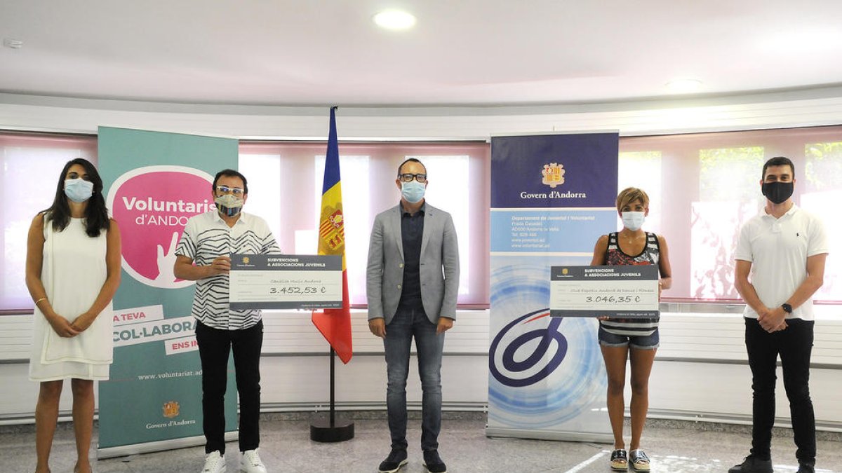 El ministre Filloy en l'entrega de xecs
