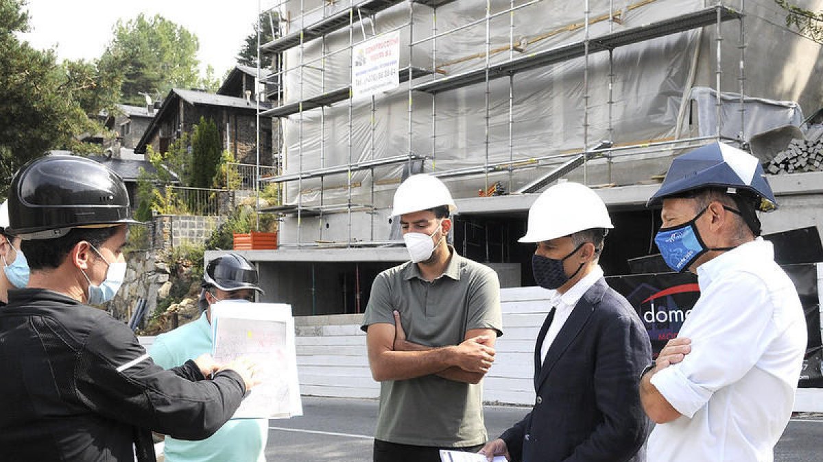 El secretari d'Estat d'Estat d'Agricultura i Sostenibilitat, Marc Rossell, en la visita d'aquest matí a la casa passiva d'Engolasters