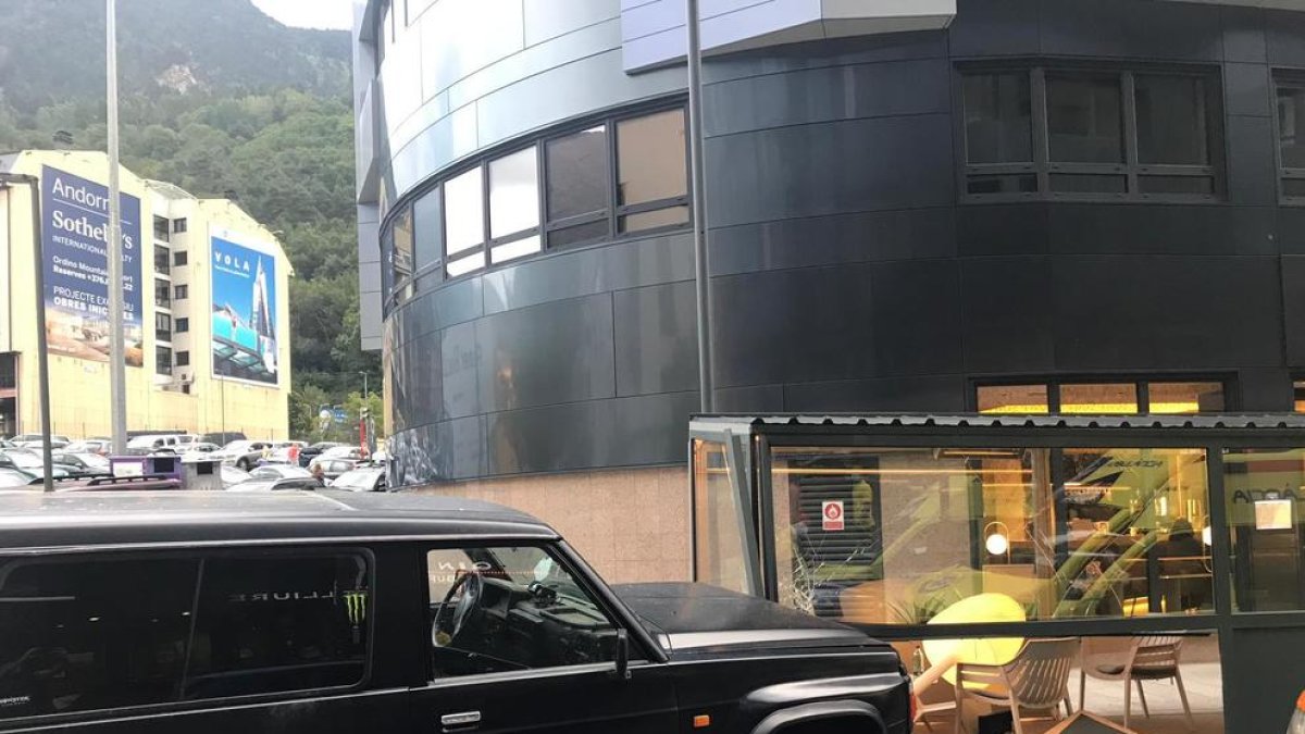 Un vehicle topa contra la terrassa de l'Hotel Plaza