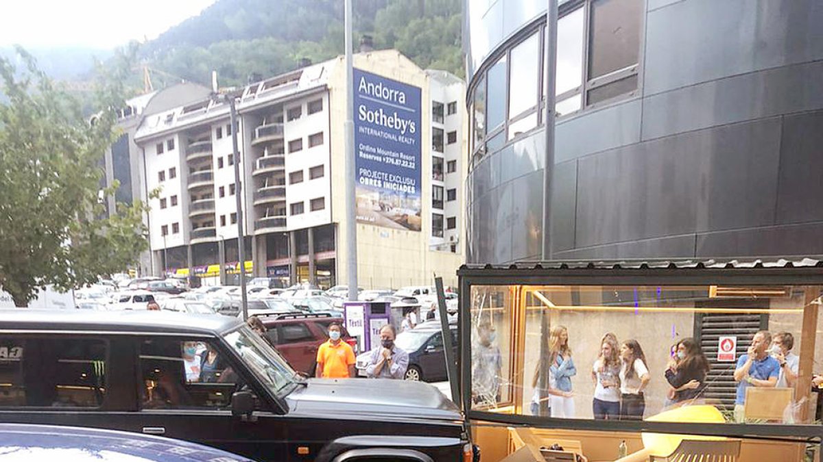 Un jeep xoca contra la terrassa d'una cafeteria