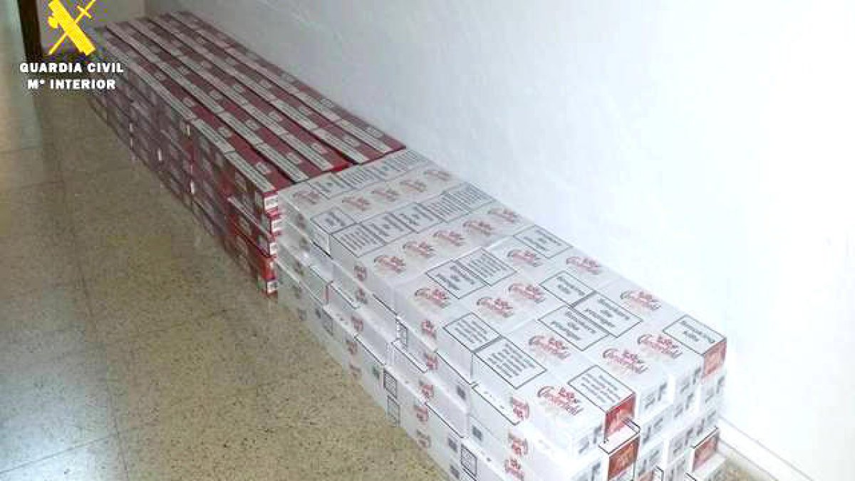 Un pare i un fill s'enfronten a 9 anys de presó per tràfic de tabac