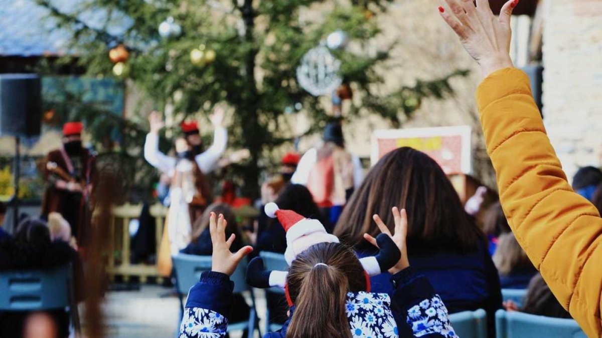 Els infants gaudint de l'espectacle a la plaça Major d'Ordino