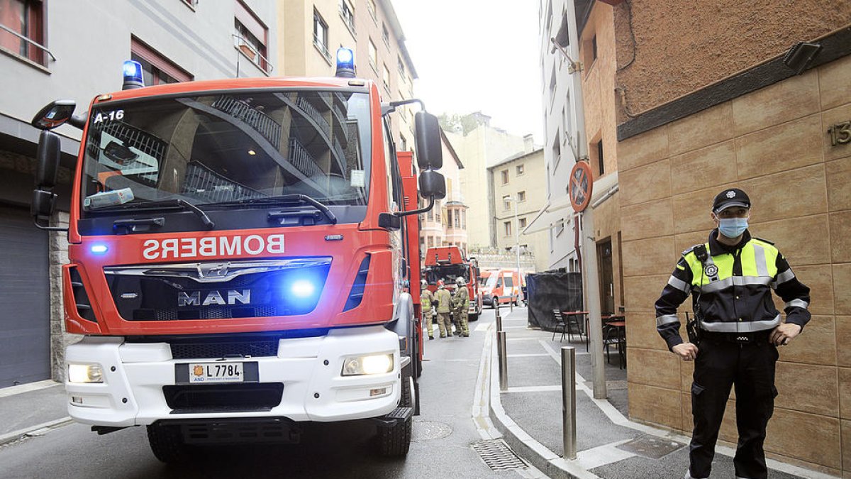 Els indicis apunten a un foc provocat en una nau d'Escàs