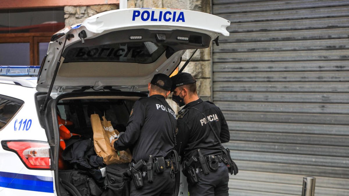 Detingut per dur a sobre dues navalles tipus 'papallona'