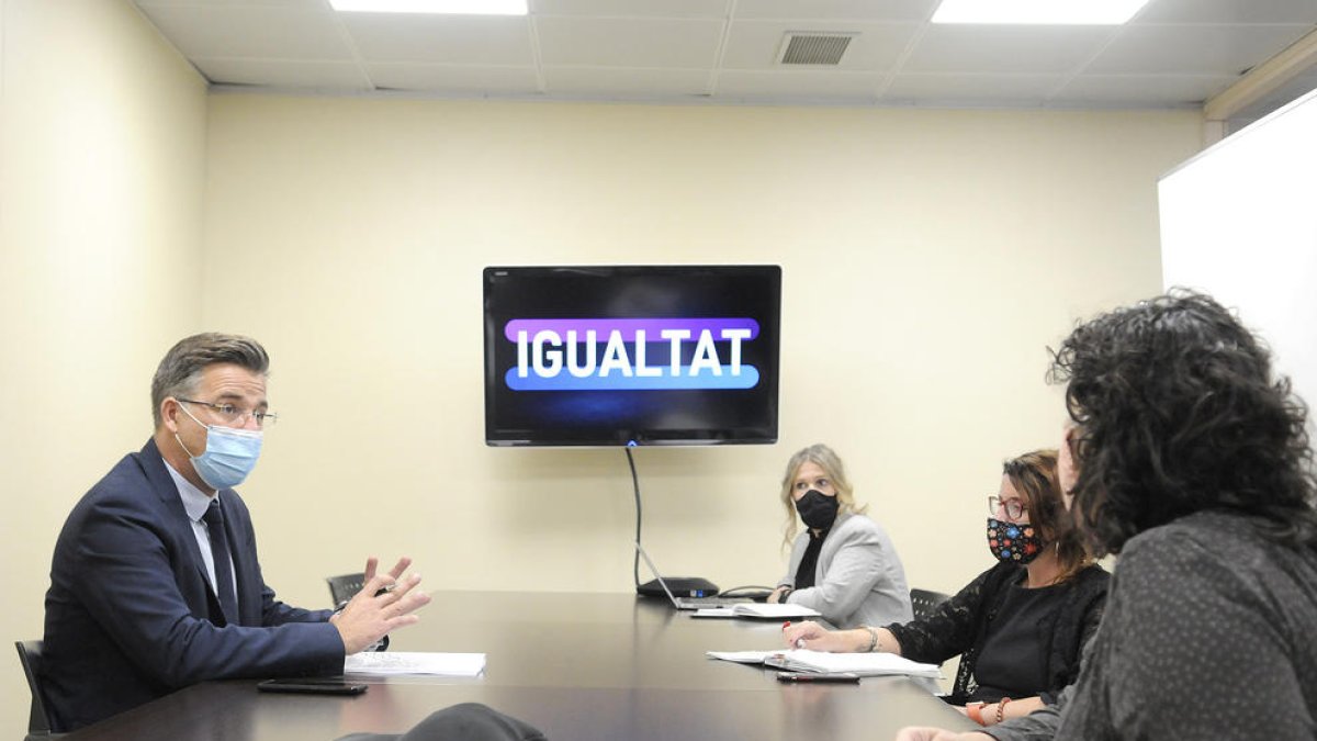 Marc Pons presenta l'esborrany del Projecte de llei per a la igualtat efectiva entre homes i dones