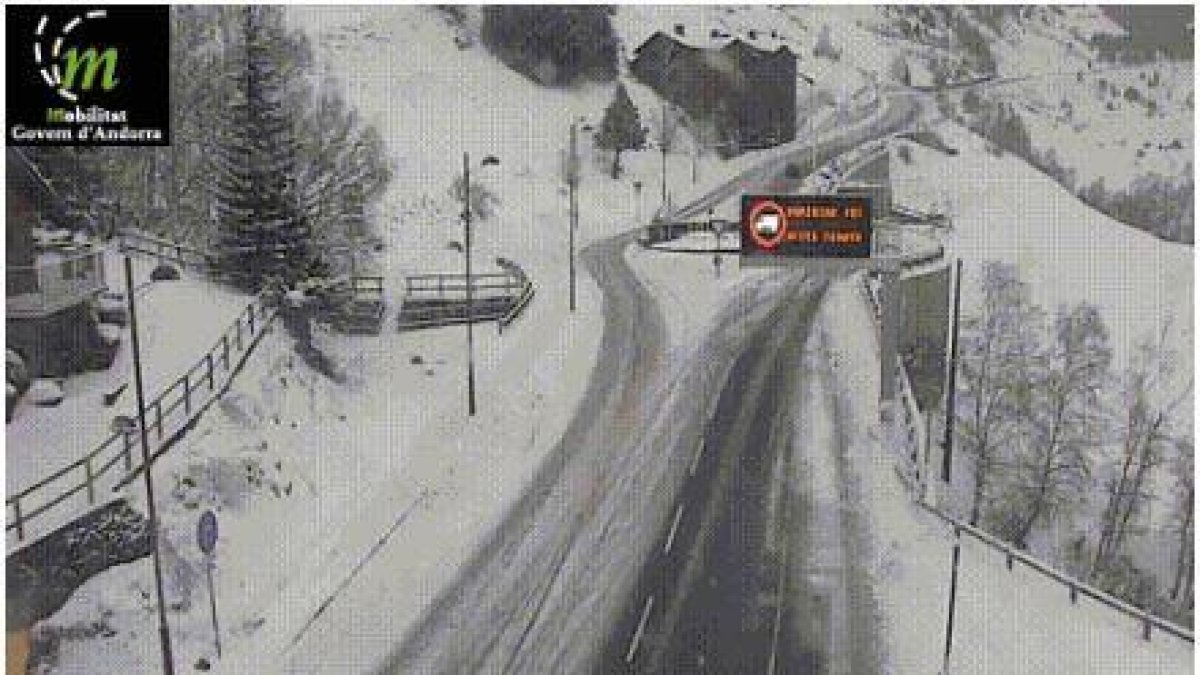 Neu a l'entrada nord de Soldeu