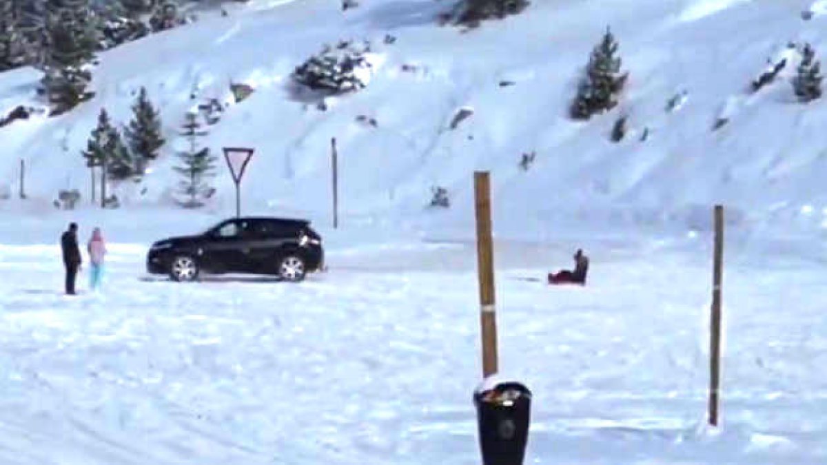 Un vehicle arrossega un trineu a Grau Roig