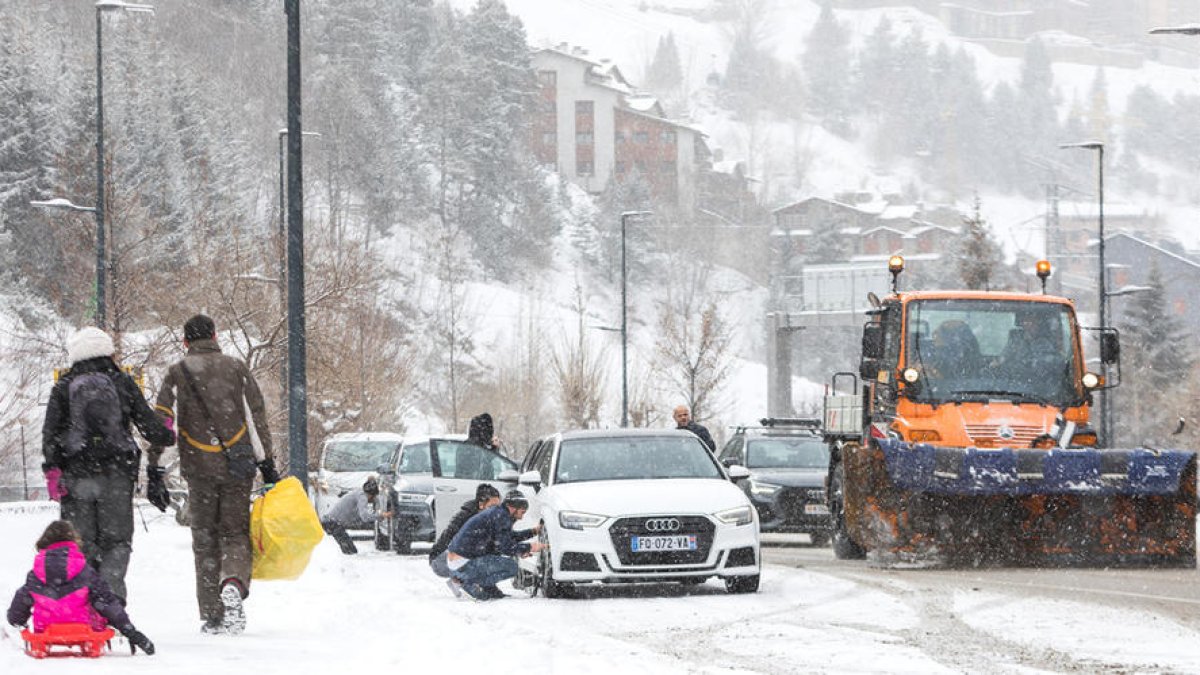 La nevada obliga a circular amb equipaments