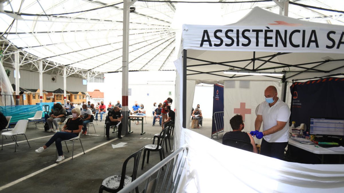 Vacunes Vacunacio vaccins plaça de braus gent salut covid AstraZeneca