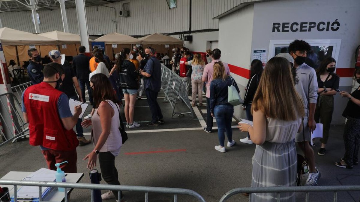 Cues a l'interior del centre de vacunació a primera hora