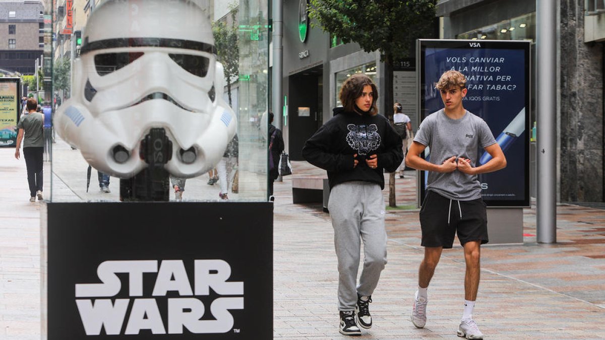 Joves sense mascareta per Vivand