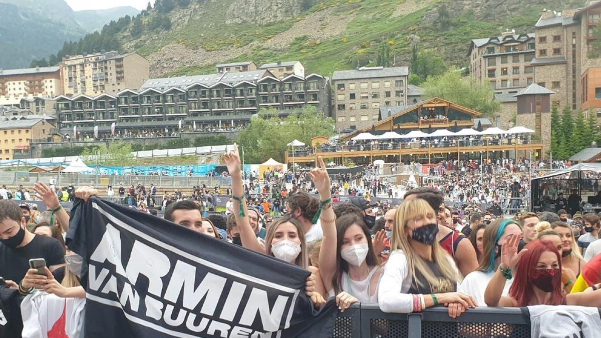 Seguidors d'Armin van Buuren esperant l'inici del concert