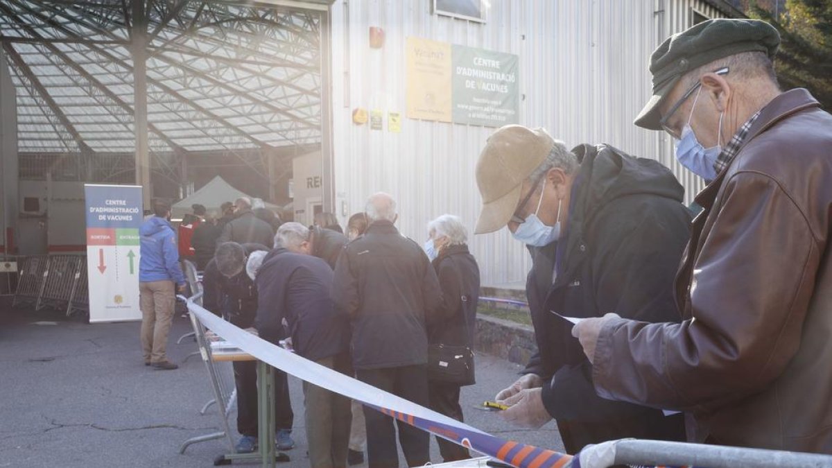 Ciutadans esperant rebre la tercera dosi aquest matí