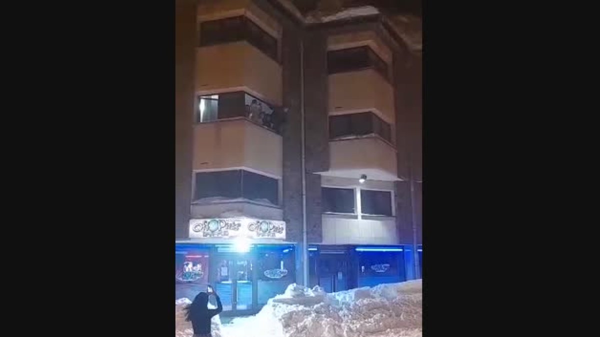 Un jove saltant des d'un segon pis.