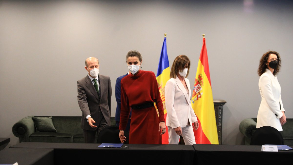 Reunió entre la reina Letizia i la ministra d'Educació i Ensenyament Superior, Ester Vilarrubla.