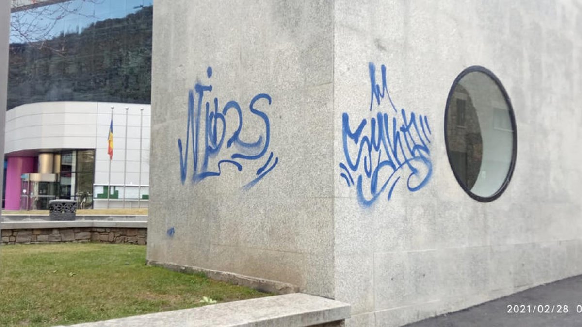 Detinguts tres turistes de Madrid per fer pintades a Encamp