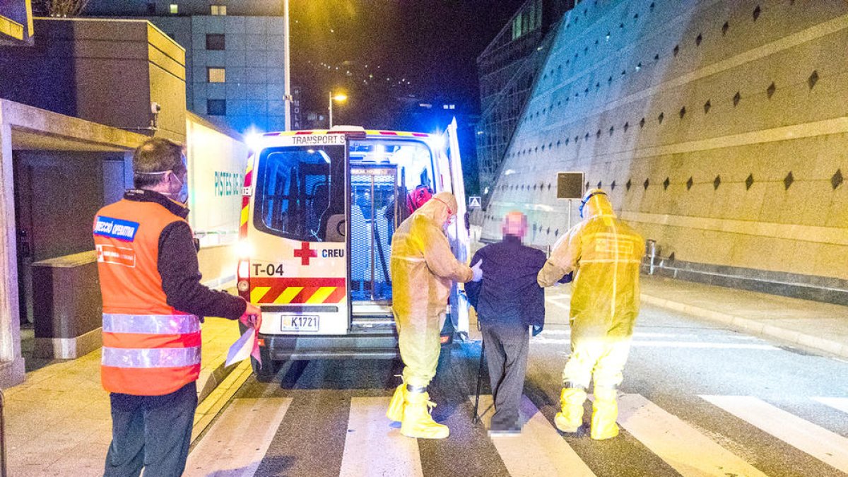 El trasllat de pacients del segon brot del centre Salita