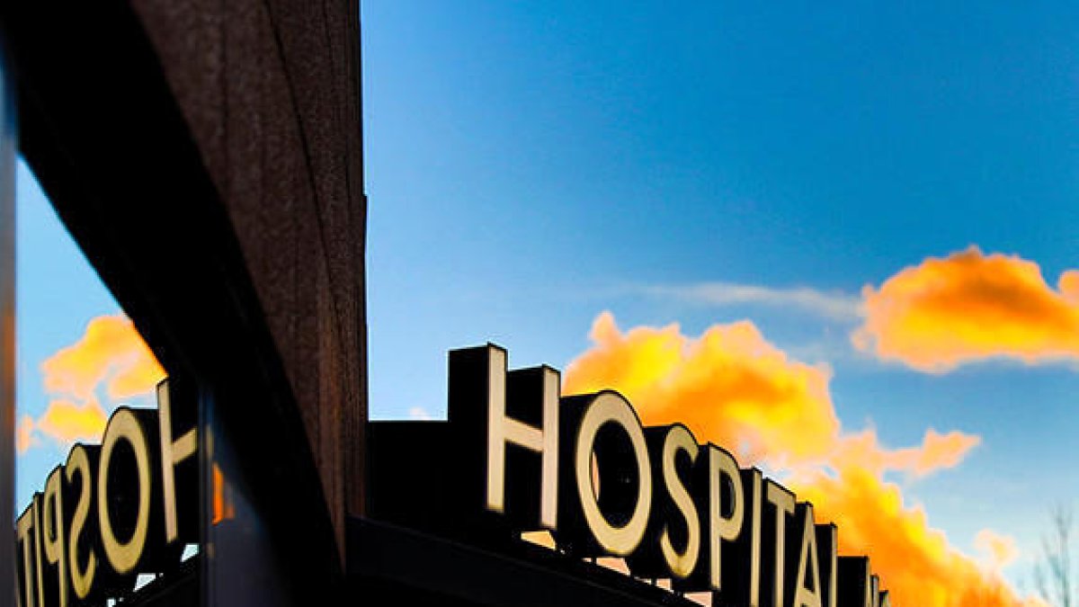 Salut notifica 17 casos nous i dos ingressos més a l'hospital