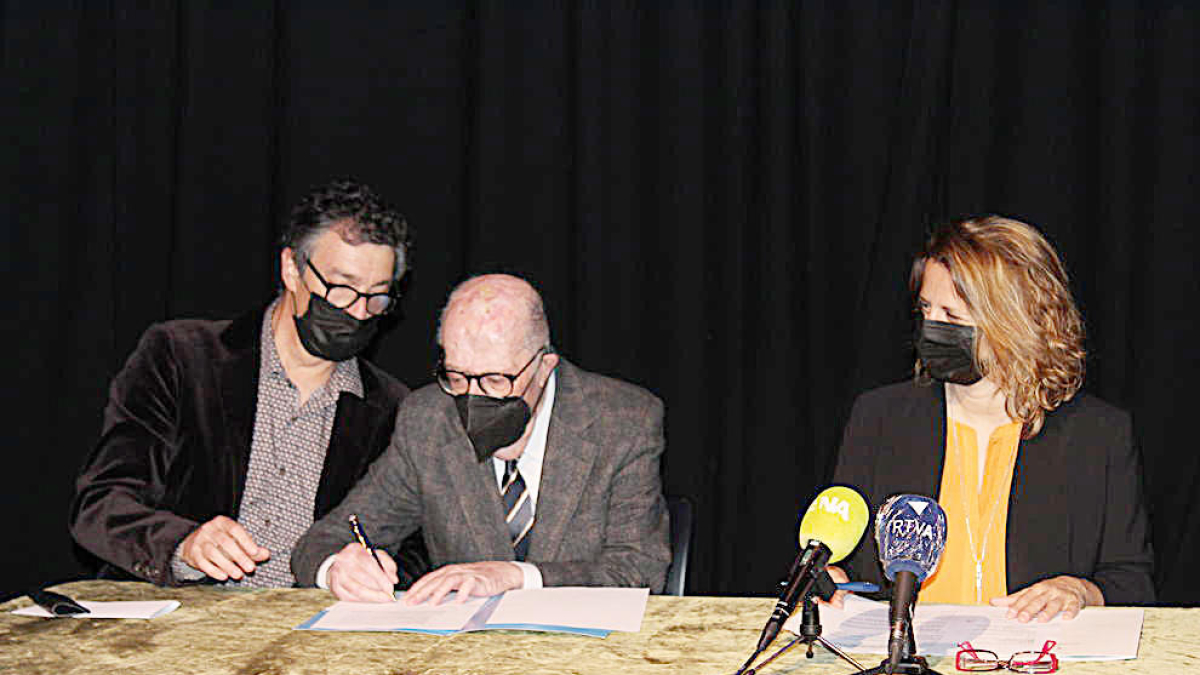 Antoni Pantebre signant la donació de part de la seva col·lecció musical al comú d'Escaldes el 2021