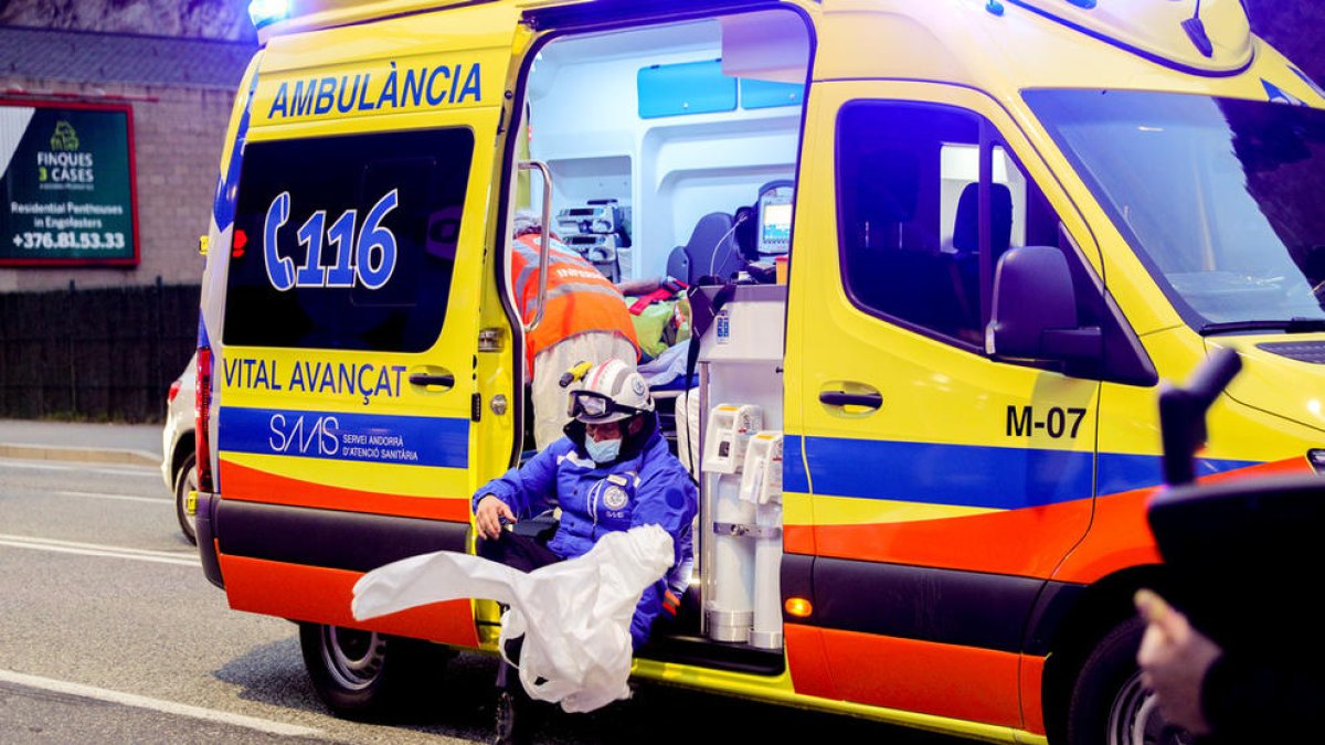 Ambulancia del SUM i sanitaris al accident de la Margineda