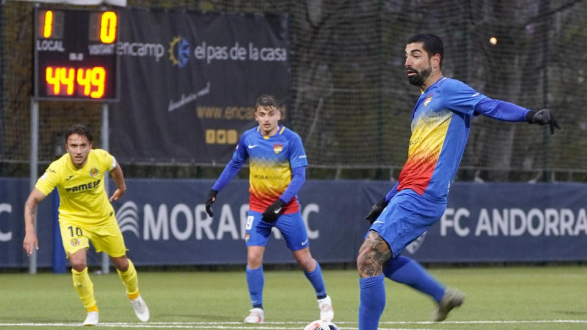 Carlos Martínez llençant el penal del 3-1 FC Andorra