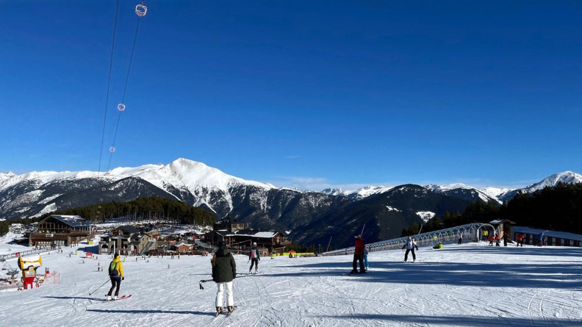 L'inici de la temporada d'esquí atrau poc més de 14.000 clients