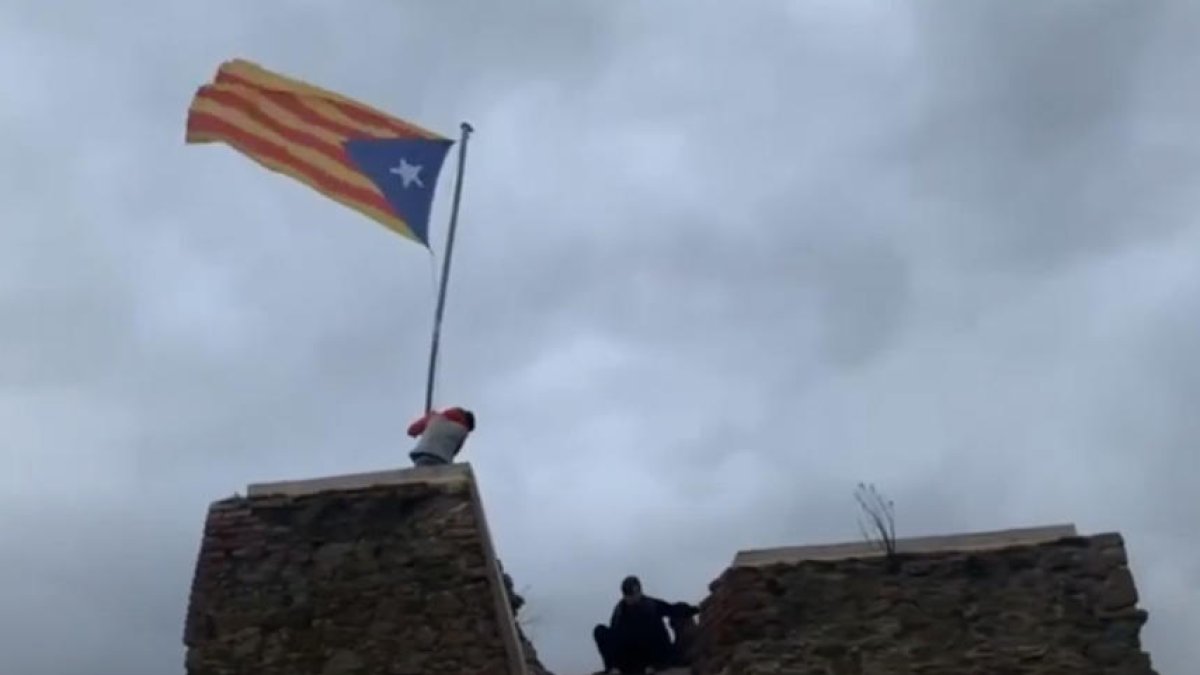 Vox retira l'estelada de la Torre Solsona de la Seu