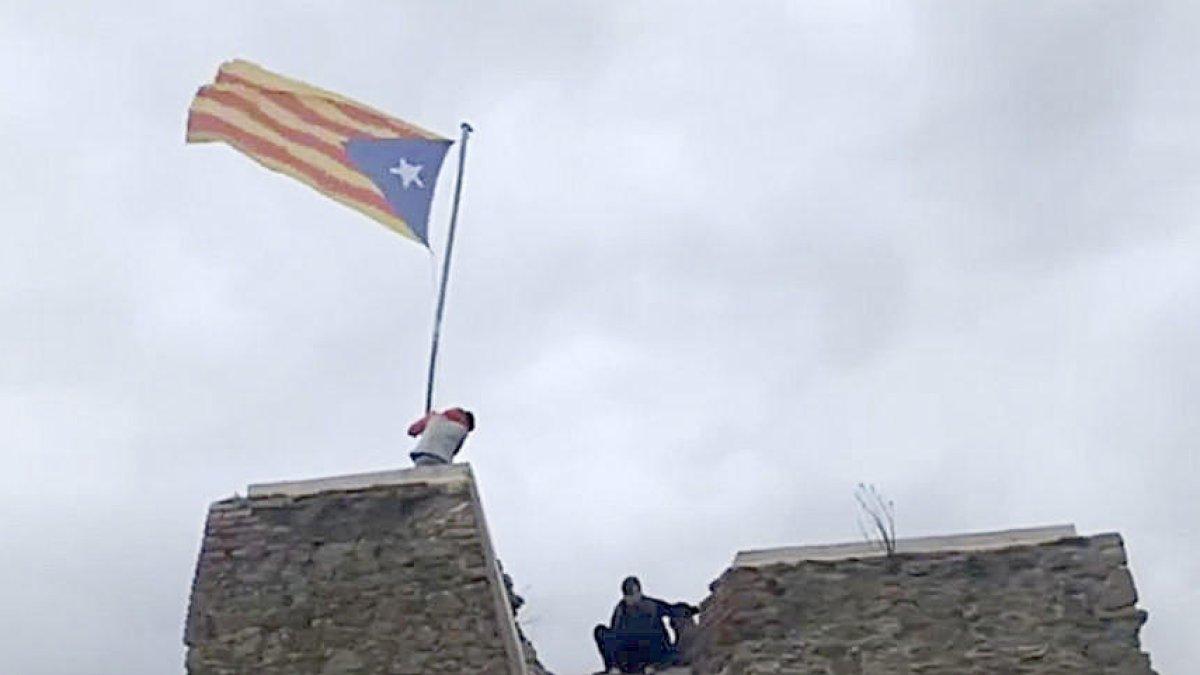 Militants de Vox treuen l'estelada de la Torre Solsona