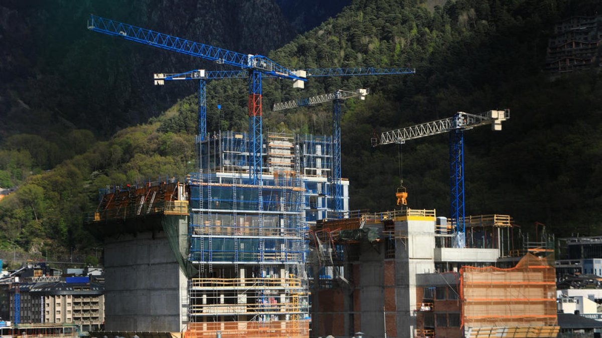 La majoria vol l'Institut de l'Habitatge a l'estiu