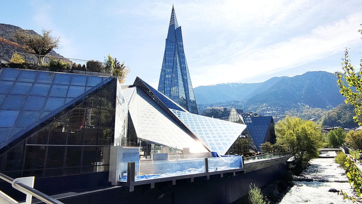 Caldea canvia la coberta de vidre per resoldre goteres i filtracions