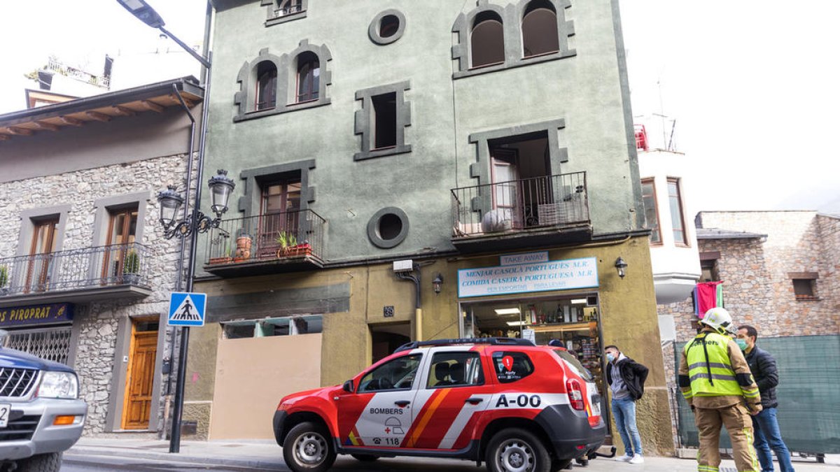 Ferit lleu un veí de Príncep Benlloch per inhalació de fum