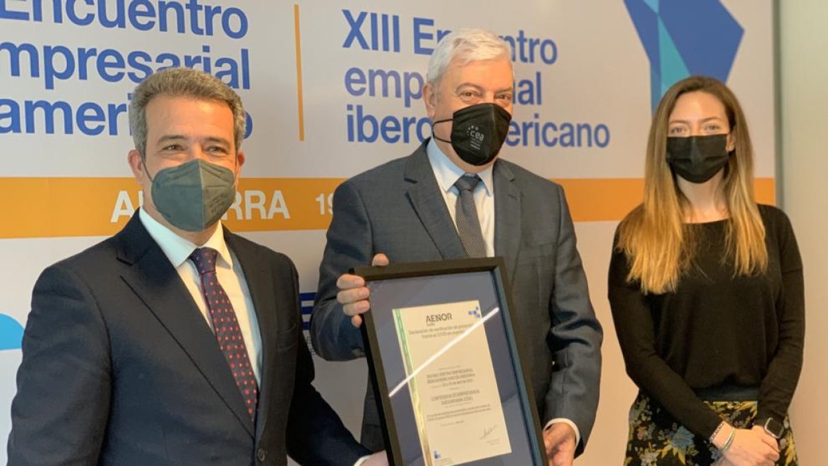 Gerard Cadena, president de la CEA, Helena Mas i Ángel Luís Sánchez, director d'AENOR durant l'entrega