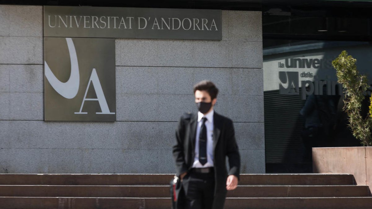 Un estudiant d' aviació sortint de la Universitat d'Andorra UDA