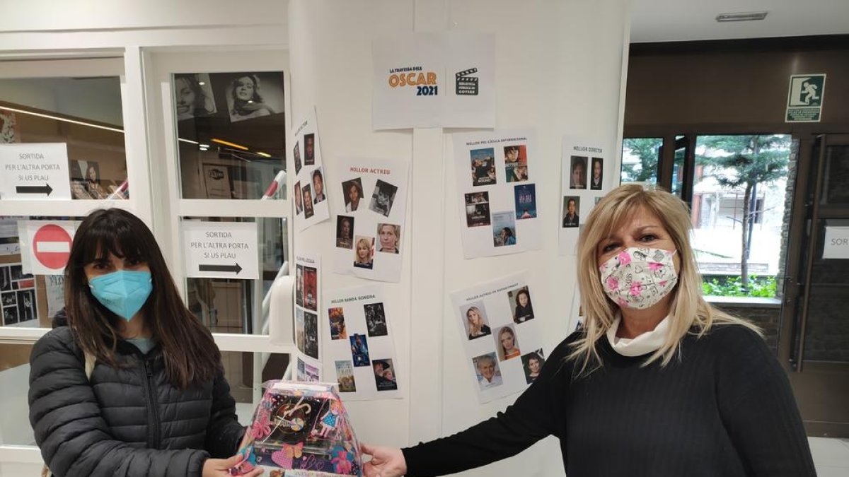 La directora de Promoció Cultural, Montserrat Planelles, ha entregat els premis