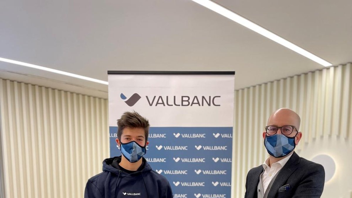 El director general de Negoci de Vall Banc, Sergi Martín i el biker Arnau Graslaub Miró