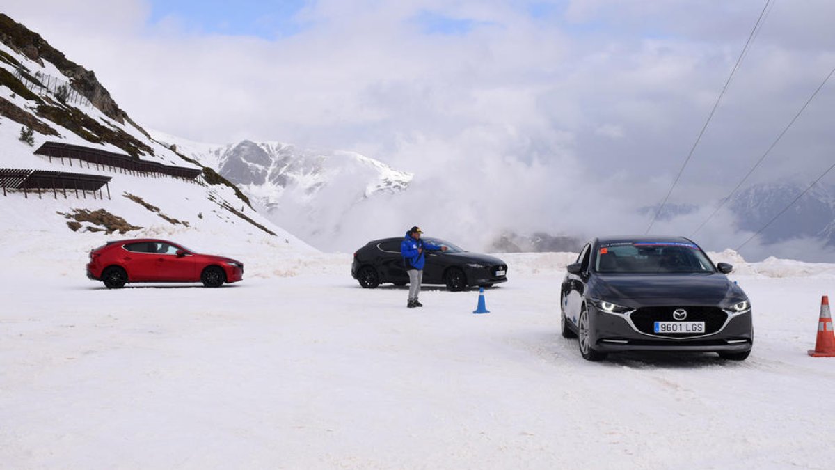 Els joves de la capital aprenen a conduir sobre gel al circuit del Pas de la Casa