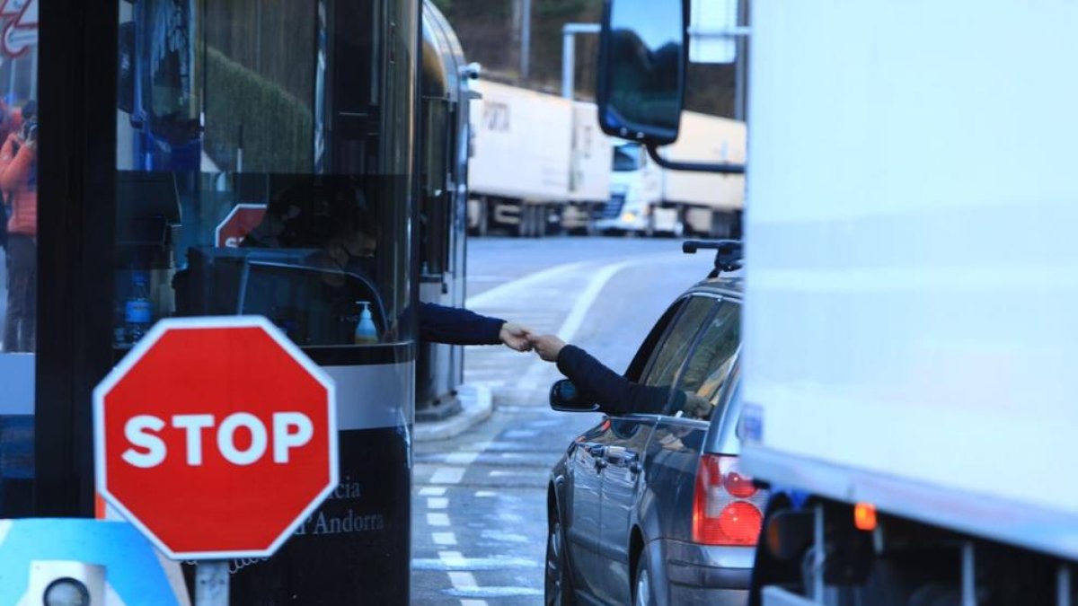 Control de documentació a la frontera del riu Runer aquest matí