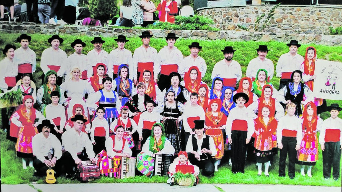Un centenar de persones integraven el Grup de Folklore Casa de Portugal en el naixement, el maig del 1996.
