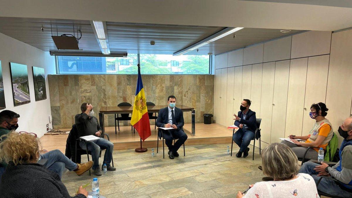 Reunió entre Gallardo i representants d'autoescoles