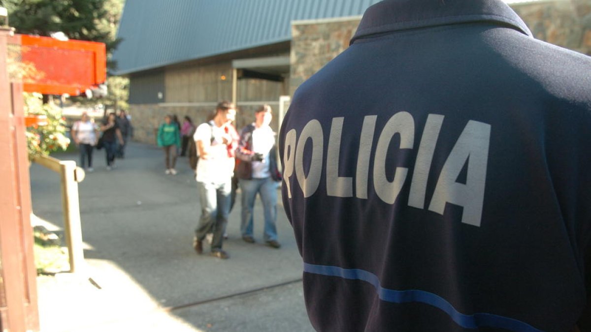 Un agent de policia a la sortida d'una escola