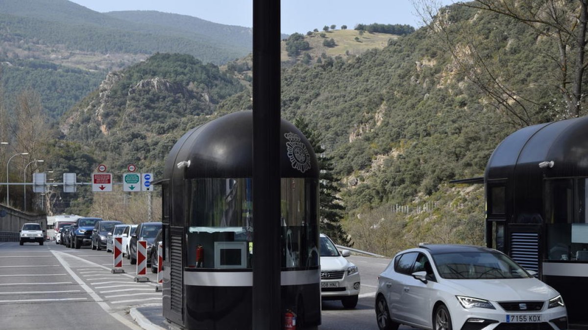 Cues de visitants espanyols a la frontera del riu Runer
