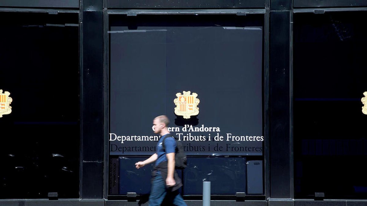 Multa de 30.000 euros per posar a la venda cotxes d'exposició