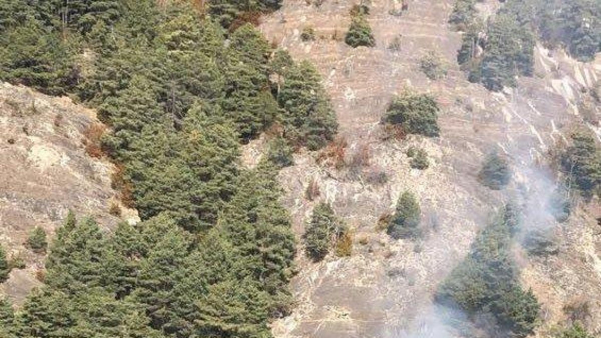 Els bombers apagen un incendi a Segudet