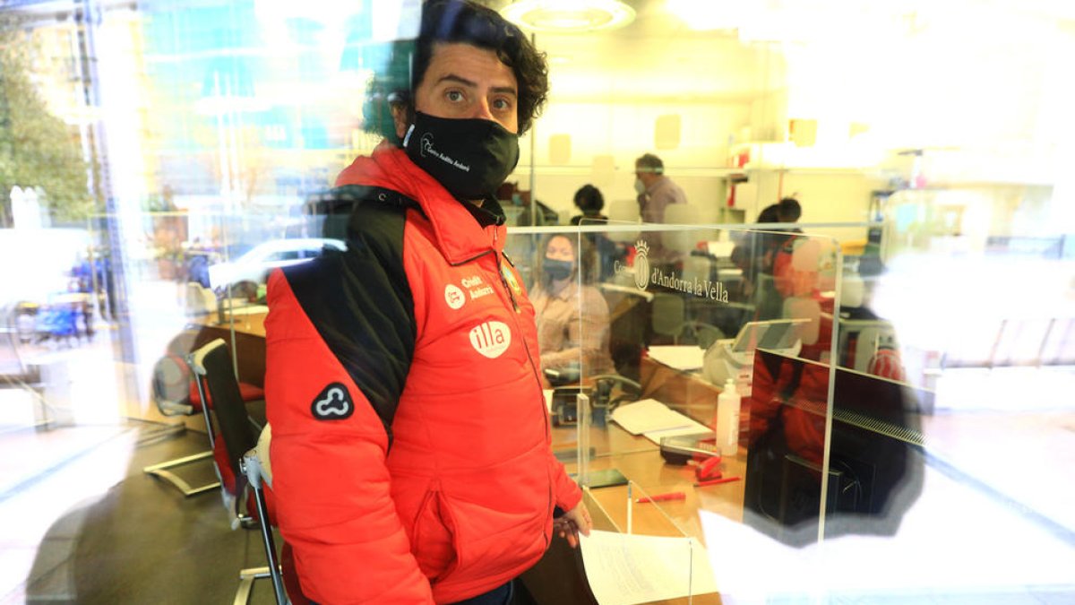 Apapma se sent ignorada i decideix deixar la comissió de caça i pesca