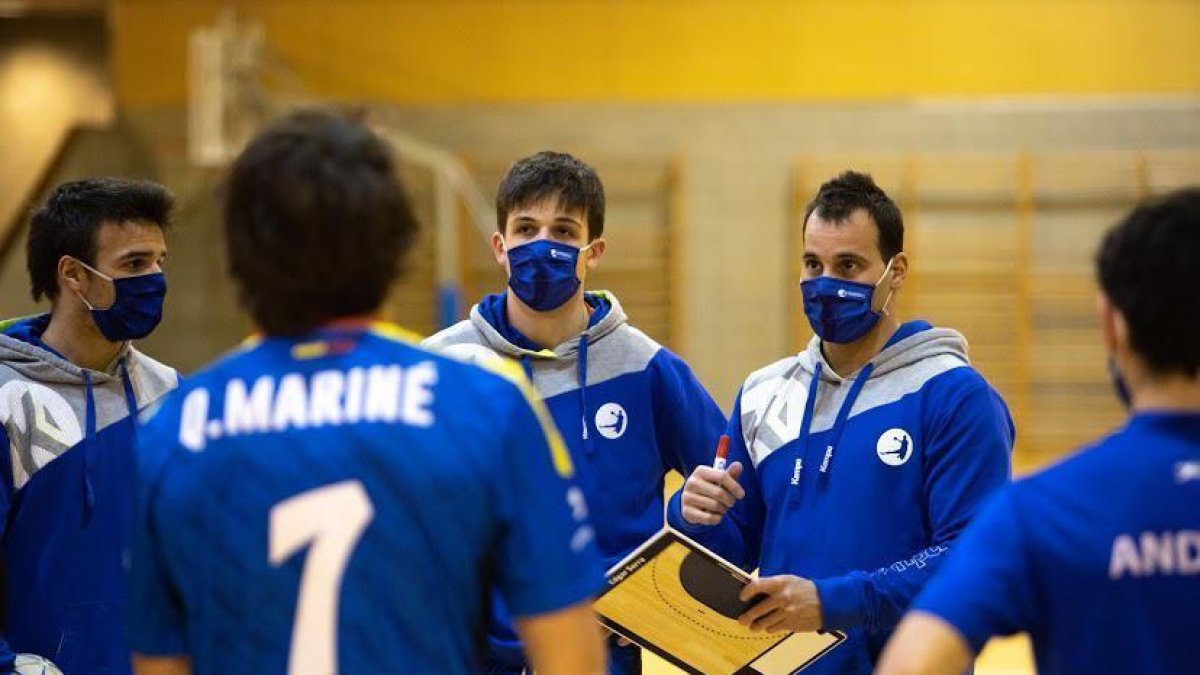 Empat de l'HC Serradells davant La Roca (28-28)