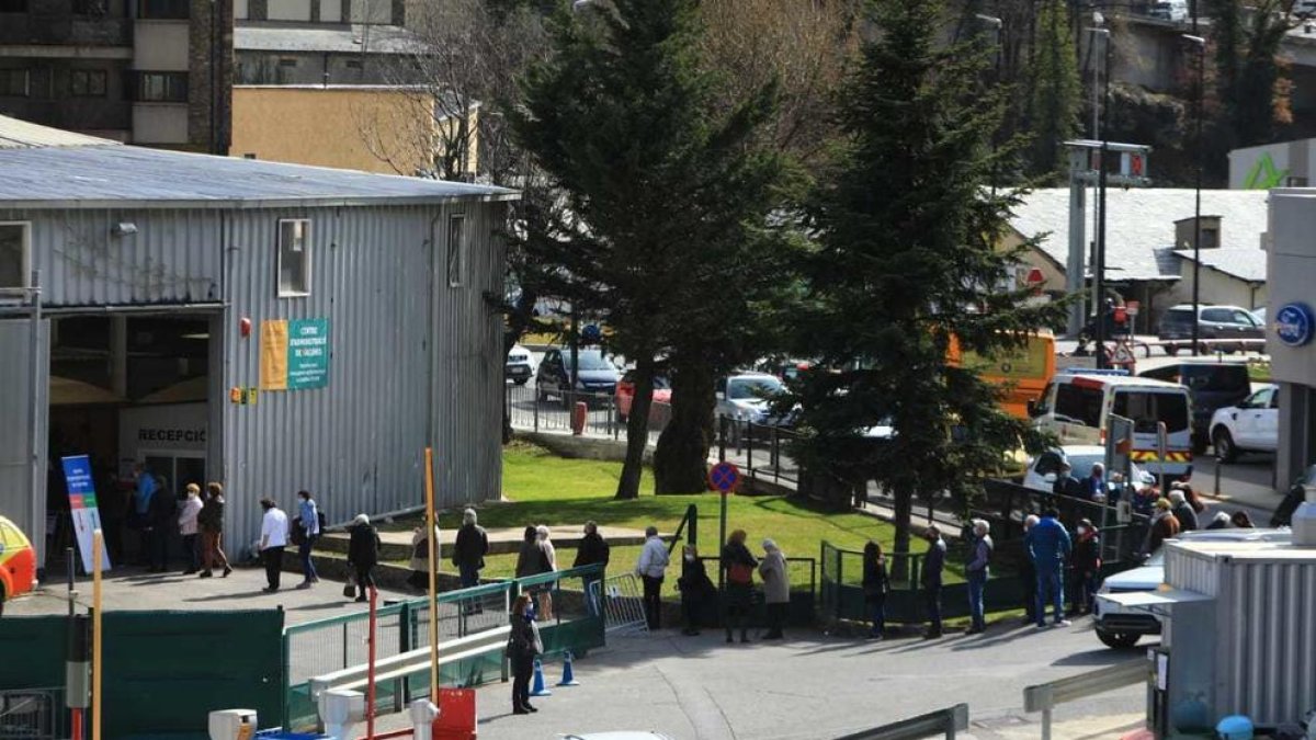 Cues al centre de vacunació