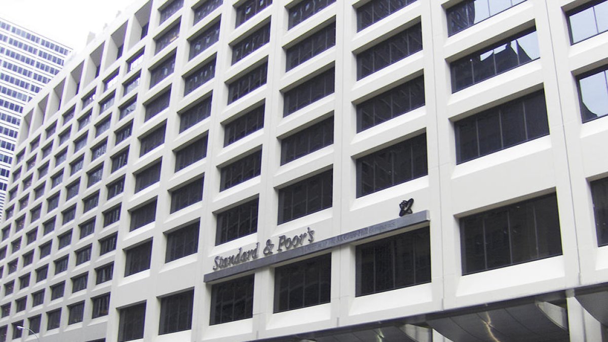 Standard & Poor's lloa la gestió de la crisi per la pandèmia