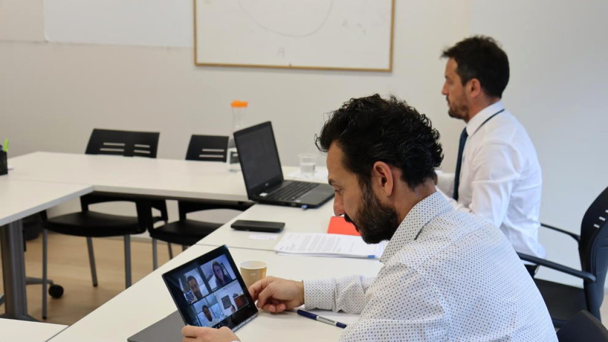 El PS analitza la situació econòmica del país amb els directors dels cinc bancs d'Andorra