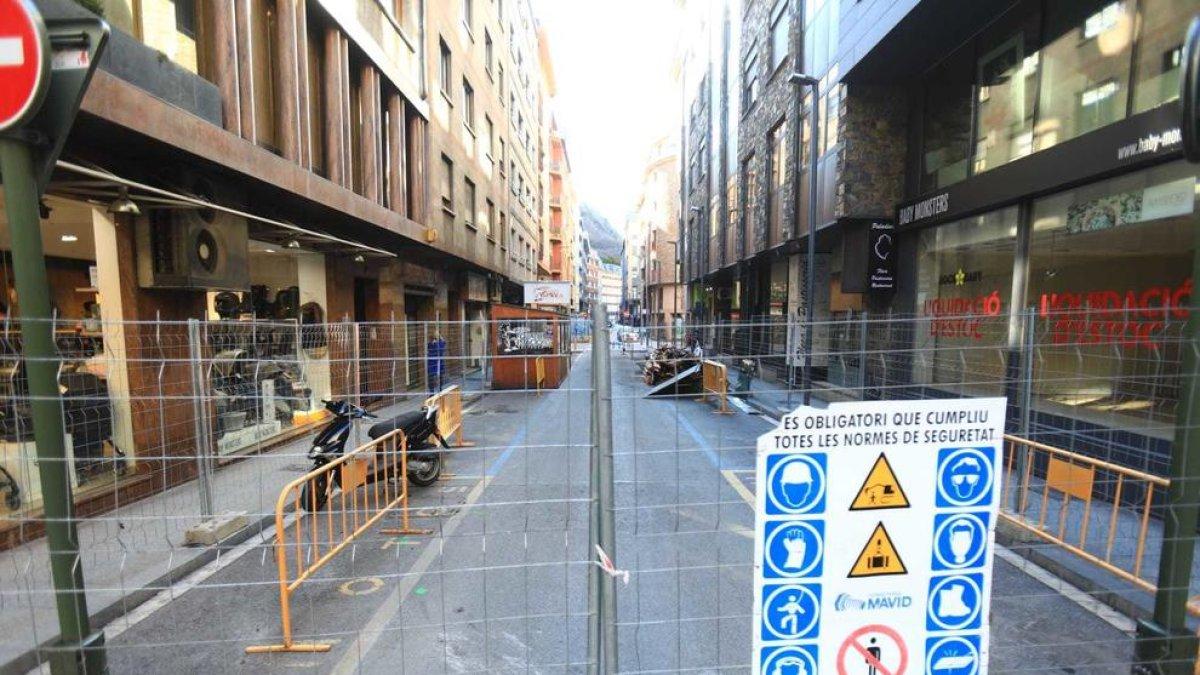 El carrer Callaueta, tallat al trànsit per a les obres.